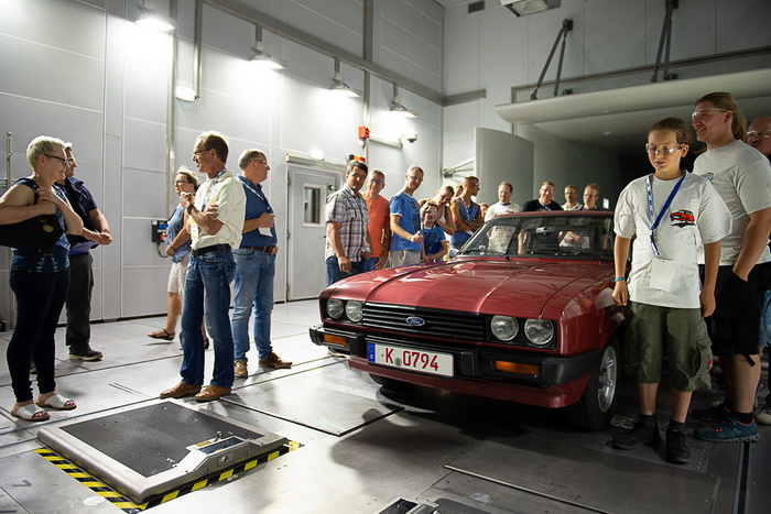 Vorführung des neuen Windkanals
      Demonstration of the new wind tunnel